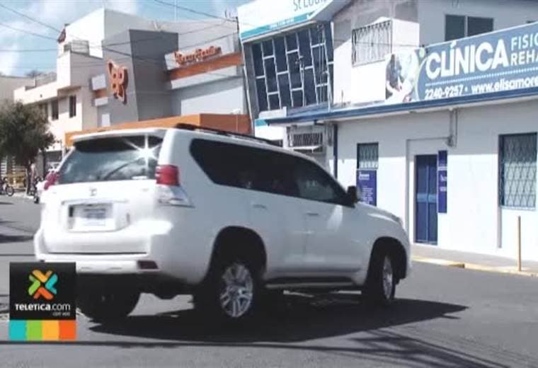Municipalidad de Tibás colocó una nueva parrilla que permite a vehículos transitar sin problemas