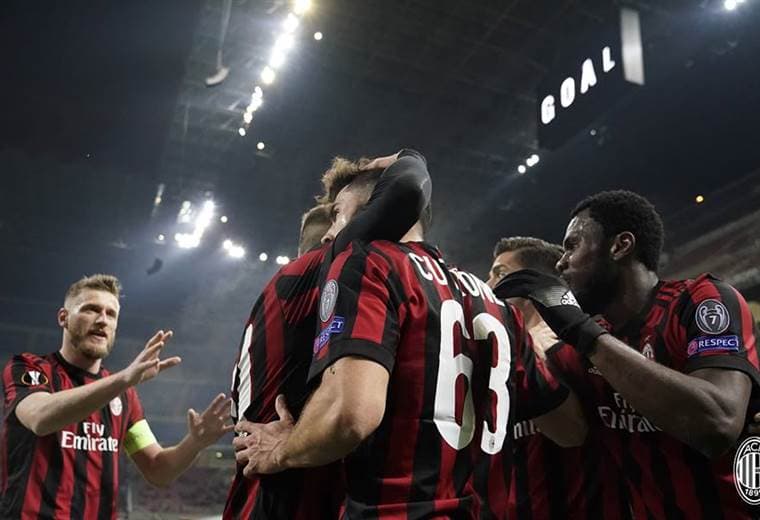 Jugadores del Milan celebran un tanto conseguido.