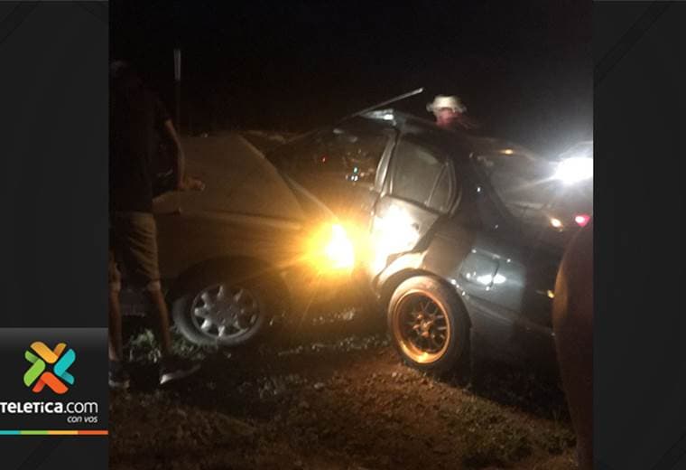 Siete personas heridas tras violenta colisión entre dos vehículos en Puntarenas