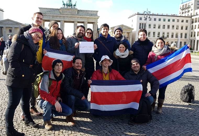 Ticos posan al frente de la puerta de Brandenburgo en Berlín después de emitir su voto.