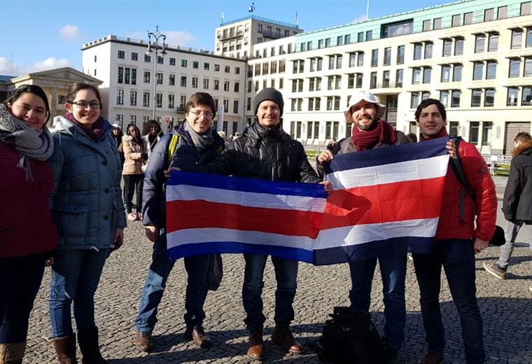 Ticos posan al frente de la puerta de Brandenburgo en Berlín después de emitir su voto.