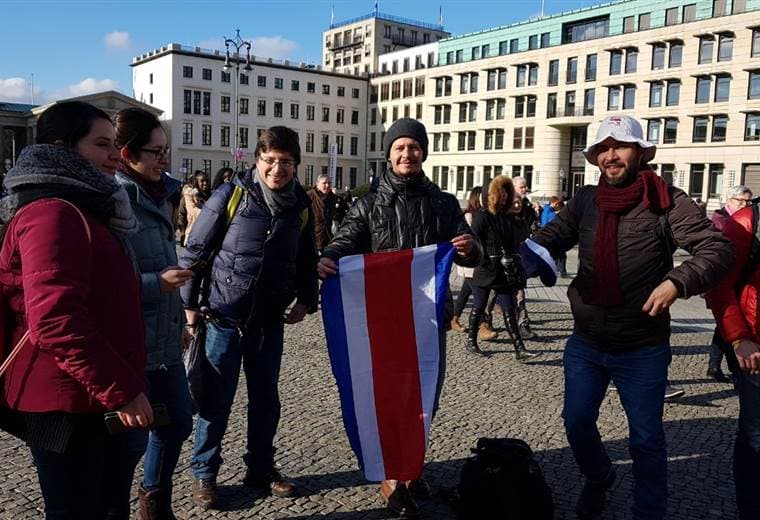 Ticos posan al frente de la puerta de Brandenburgo en Berlín después de emitir su voto.