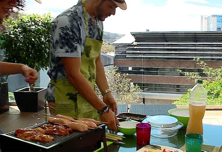 Opciones de parrilladas que pueden colocarse hasta en la mesa de alimentos