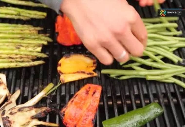 Opciones de parrilladas que pueden colocarse hasta en la mesa de alimentos