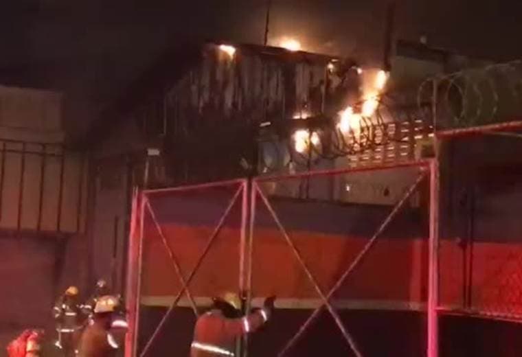 bomberos atienden incendio en fábrica de cartones en San José centro