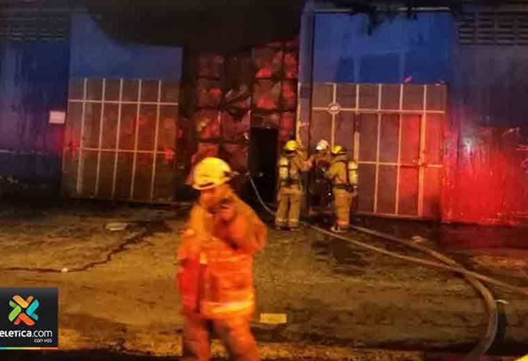 Bomberos controlan incendio en almacén de cartones en San José centro