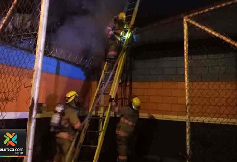 Bomberos controlan incendio en almacén de cartones en San José centro