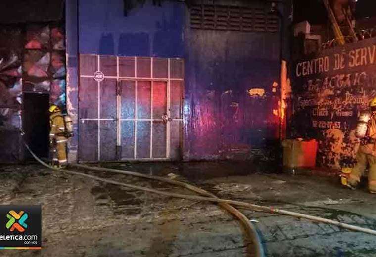 Bomberos controlan incendio en almacén de cartones en San José centro
