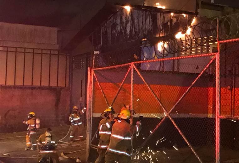 Bomberos atienden incendio en fábrica de cartones en San José centro