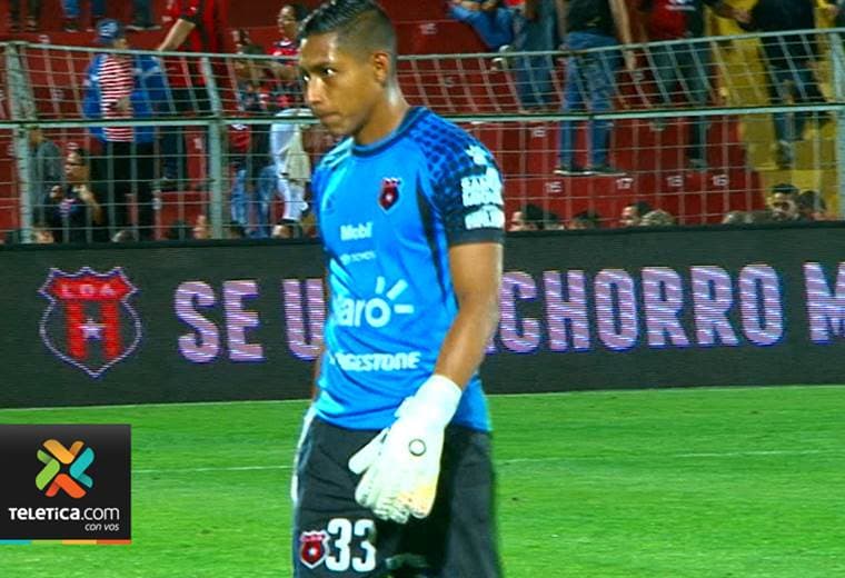 Adonis Pineda se consolida en el arco de Alajuelense