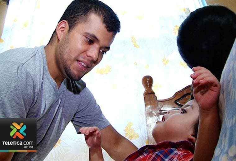 Ezequiel inició sesiones de terapia con especialistas que le enseñarán a tragar