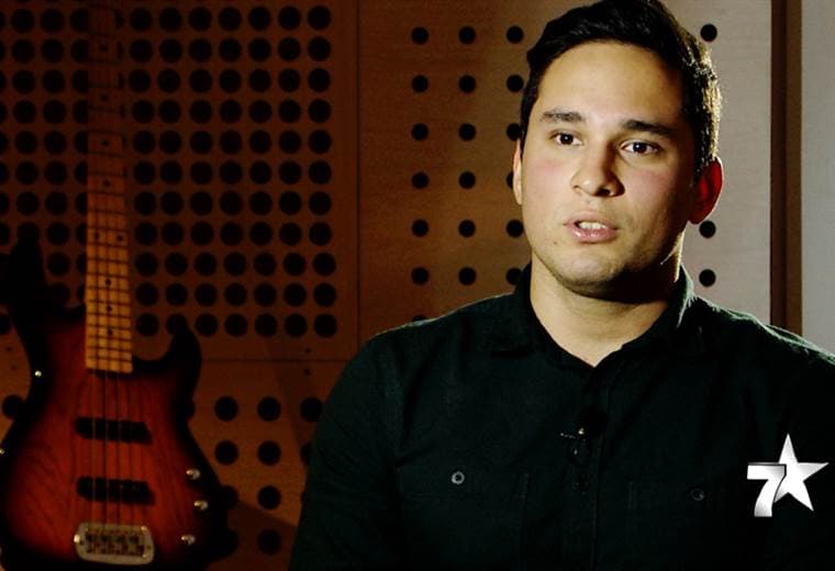 Él es Elías Mora, un joven y novato cantante, músico y compositor de 22 años, que hace 6 meses inició su carrera musical, su primer sencillo se titula: I´ll Be Here.