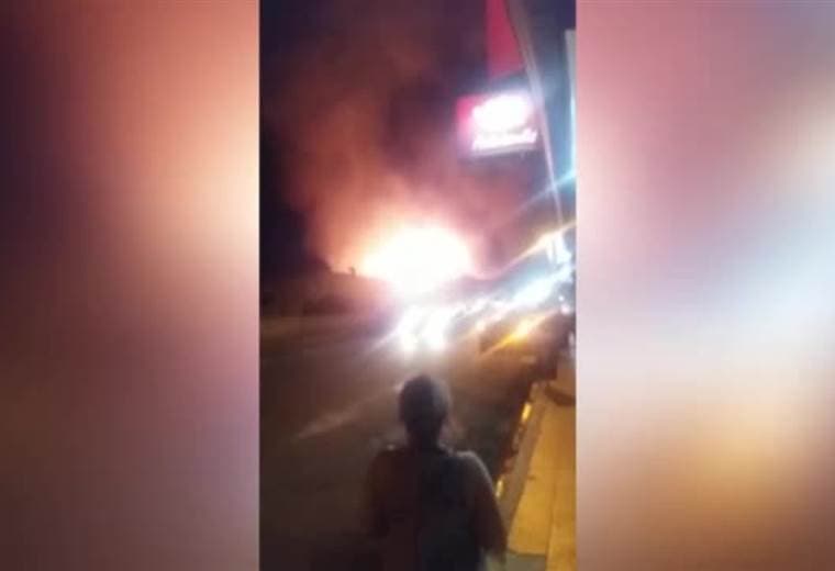 Vídeos muestran magnitud del incendio que atienden varias unidades de Bomberos