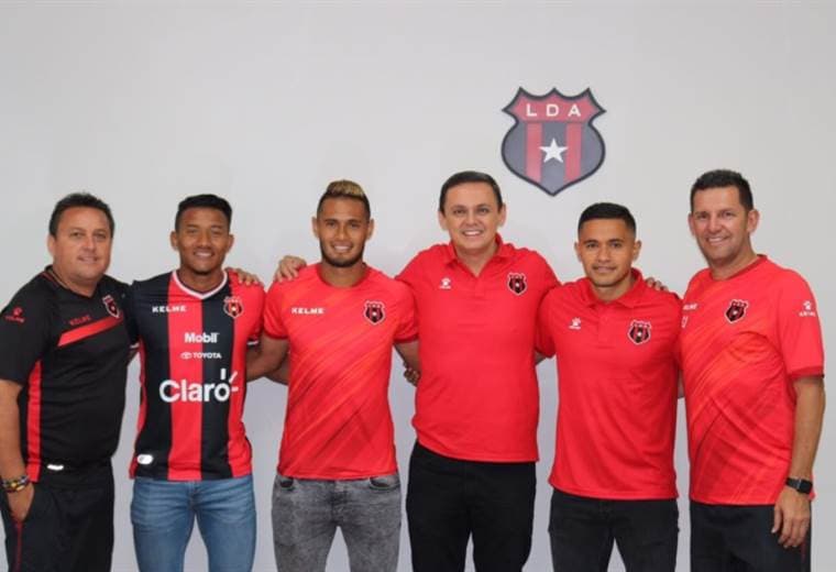 Alajuelense renovó a sus tres futbolistas hondureños. 