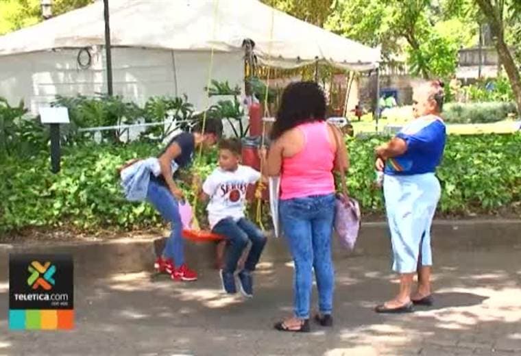 Familias enteras recorren los parques del centro de San Jose para disfrutar del Transitarte