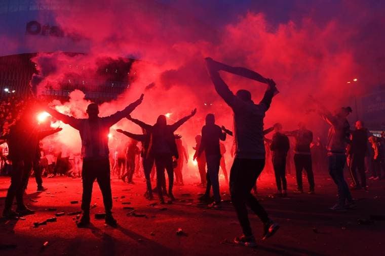 Aficionados de fútbol del Lyon de Francia.|AFP 