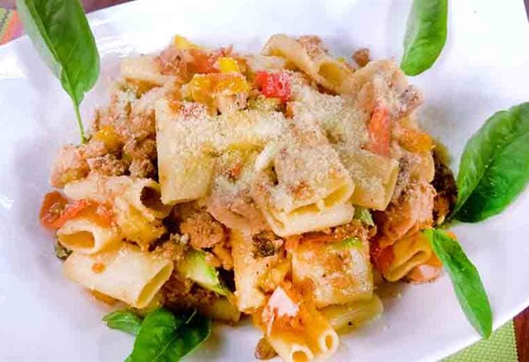 Receta: Pasta rigatoni al tomate con atún ahumado