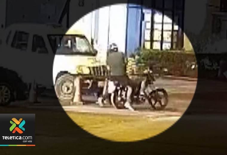Video de seguridad captó cuando dos personas apedrean patrulla de policía municipal de Escazú