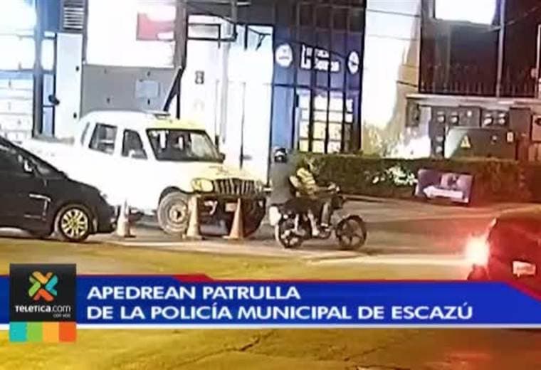 Video de seguridad captó cuando dos personas apedrean patrulla de policía municipal de Escazú