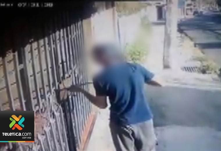Hombre usa tubo de plástico para robarse una gorra en Heredia