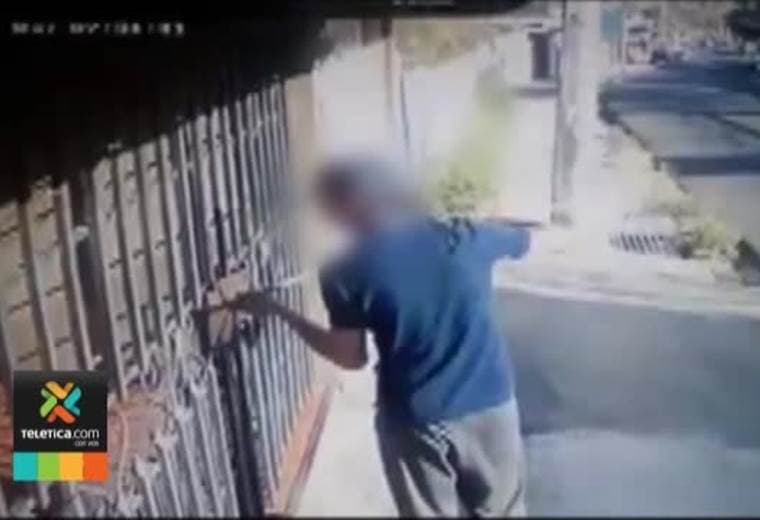 Hombre usa tubo de plástico para robarse una gorra en Heredia
