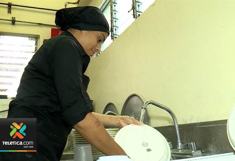 Estudio revela que las mujeres dedican 22 horas más que los hombres en trabajos domésticos