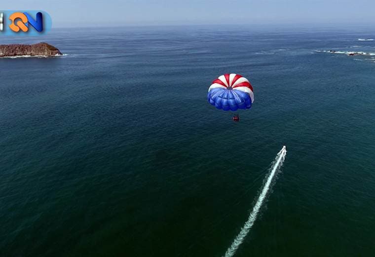 Una de las actividades más buscadas por los turistas en Manuel Antonio es el parasailing. Nos fuimos De Ride con los amigos de Tours Aguas Azules para conocer esta hermosa playa desde lo alto.