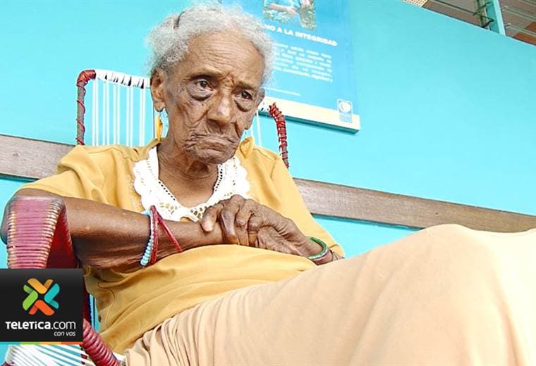 A sus 95 años doña Lila es el alma del Hogar de Ancianos de Talamanca