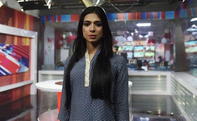 Primera presentadora de noticias transexual debuta en la televisión paquistaní