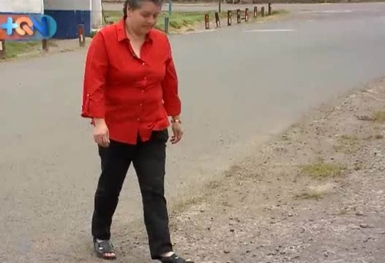 La Semana Santa es sinónimo de mucho trabajo para doña Flora. Esta vecina de Pueblo Nuevo en Palmira de Zarcero tiene 15 años realizando una labor muy importante: es la encargada de vestuario para las procesiones de su comunidad.