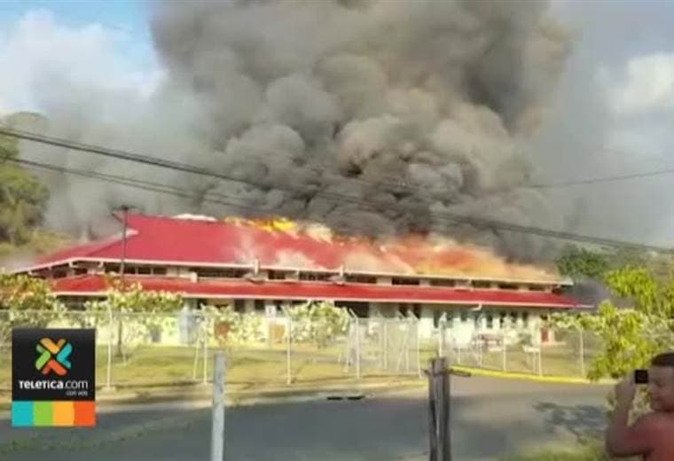 Bomberos controlaron enorme incendio en el hospital Tomás Casas en Ciudad Cortés