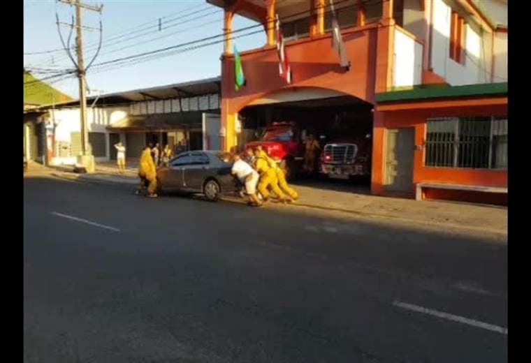 Bomberos mueven auto atravesado frente a estación ante emergencia en terminal contenedores en Limón