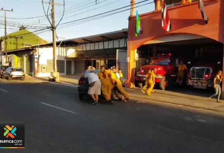 Bomberos mueven auto atravesado frente a estación ante emergencia en terminal contenedores en Limón