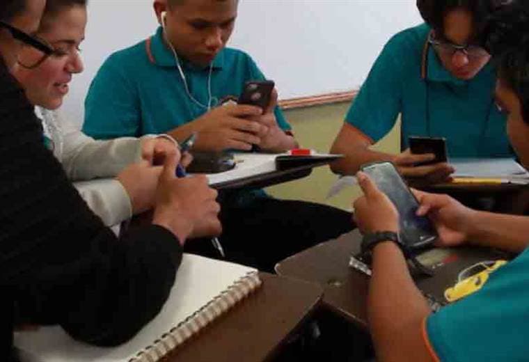 Pros y contras del uso del celular en los centros educativos