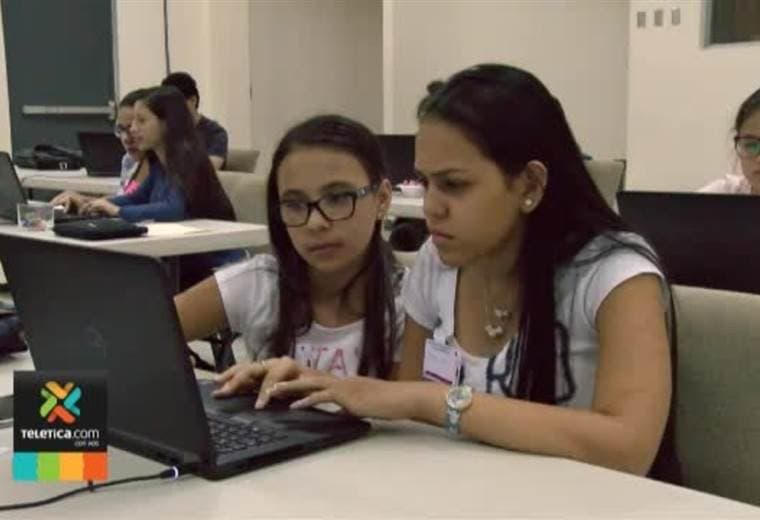 Fundación Omar Dengo imparte talleres de robótica en zonas rurales para niñas y mujeres jóvenes