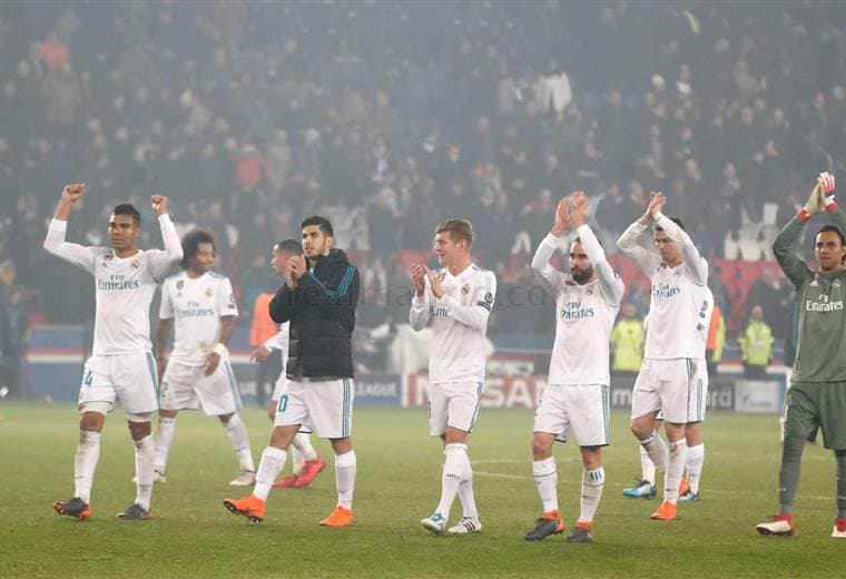 Jugadores del Real Madrid saludan a la afición en el Parque de los Príncipes.