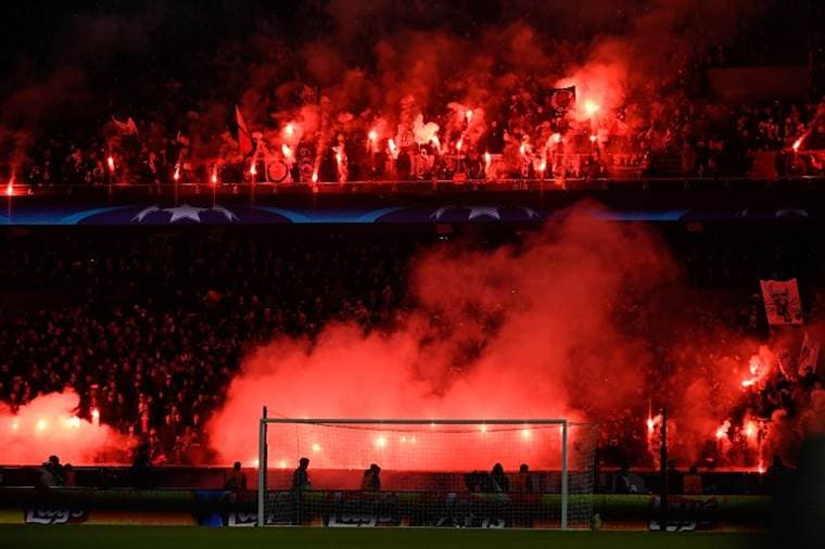 Afición del PSG implementó bengalas en el estadio.|AFP