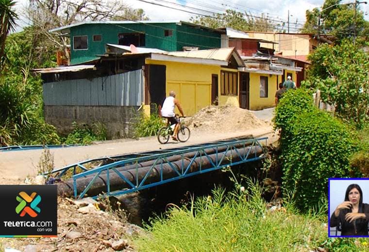 Puente en mal estado pone en peligro a vecinos de La Pithaya de Cartago