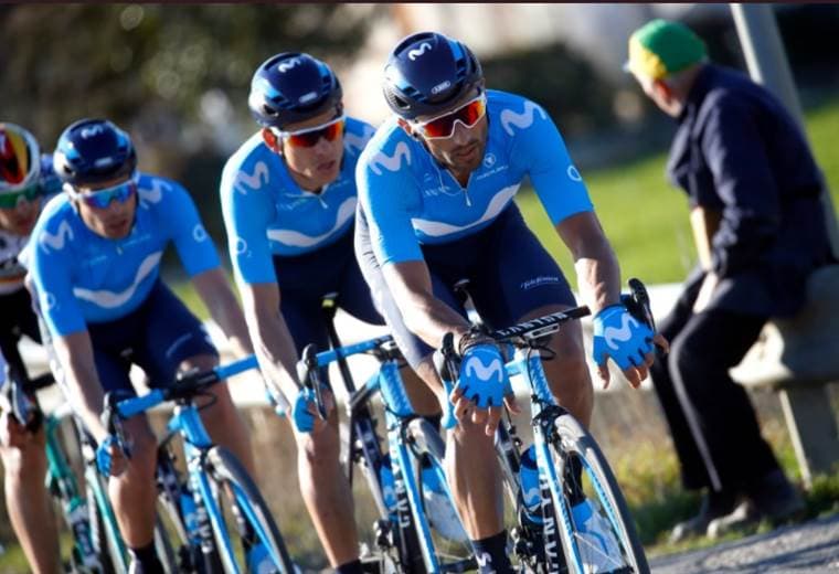 El ciclista costarricense (segundo) compite para el Movistar Team español.