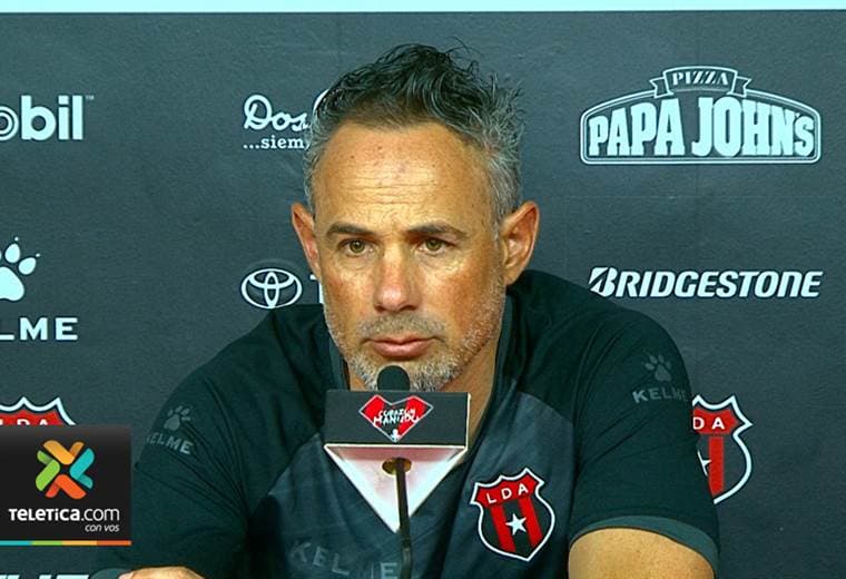 Nicolás Dos Santos se mostró molesto y cortante cada vez que se le consultó sobre Roger Rojas