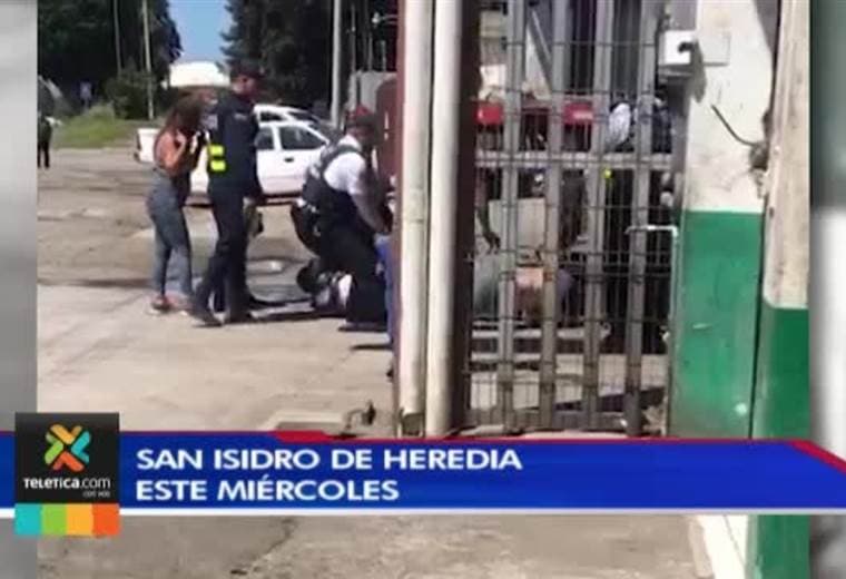 Hombre se resiste a autoridad y golpea a policías en San Isidro de Heredia
