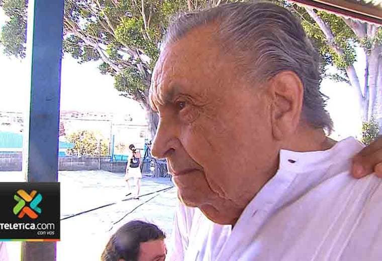 Expresidente Abel Pacheco emitió su voto en la escuela Carlos Sanaría en Pavas