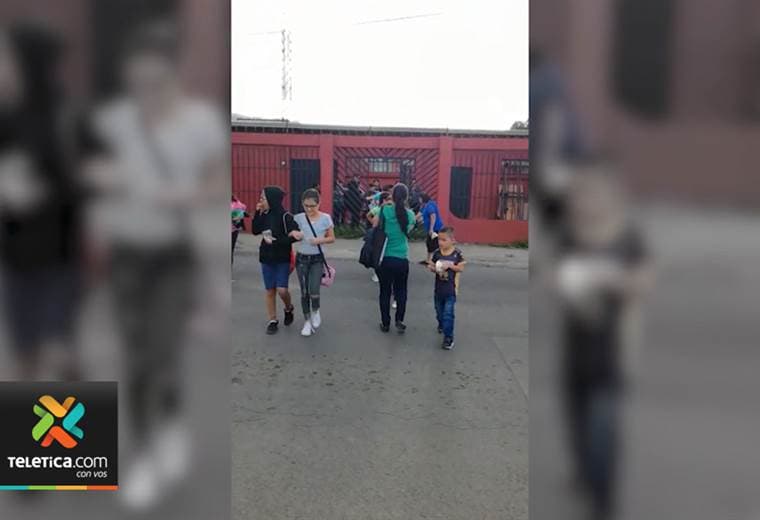 Vecinos de La Aurora de Alajuelita claman por un semáforo peatonal