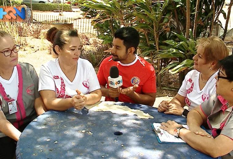 Dentro del Hospital San Vicente de Paul en Heredia existe un grupo de mujeres que salvan vidas. Se trata de la fundación Mujeres en Rosa, quienes son sobrevivientes de cáncer de mama. Hoy ellas ayudan a otras mujeres a pasar por este duro proceso.
