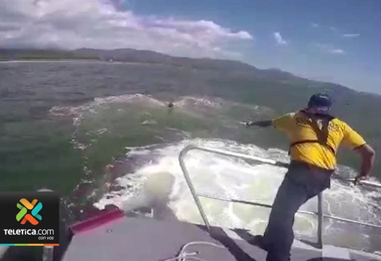 Unidad naval de Bomberos rescató a tres pescadores que naufragaron cerca de playa Guacalillo
