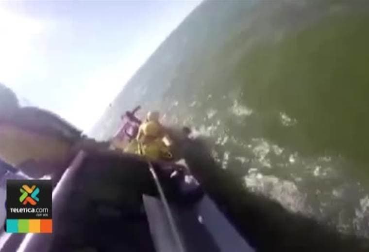 Unidad naval de Bomberos rescató a tres pescadores que naufragaron cerca de playa Guacalillo