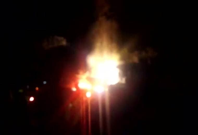 Bomberos atienden incendio de grandes proporciones en una bodega en Limón