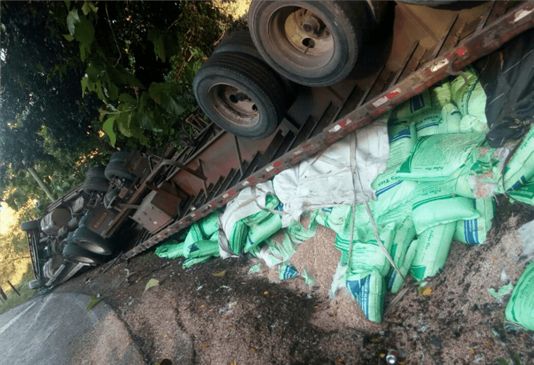 Vuelco de vehículo de carga pesada en Golfito