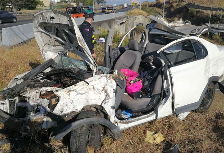 Violento accidente de un vehículo liviano en Escazú deja dos heridos graves