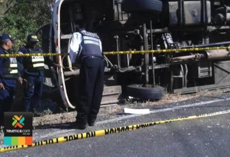 Una mujer muere y 20 personas más están heridas tras vuelco de autobús en Guanacaste